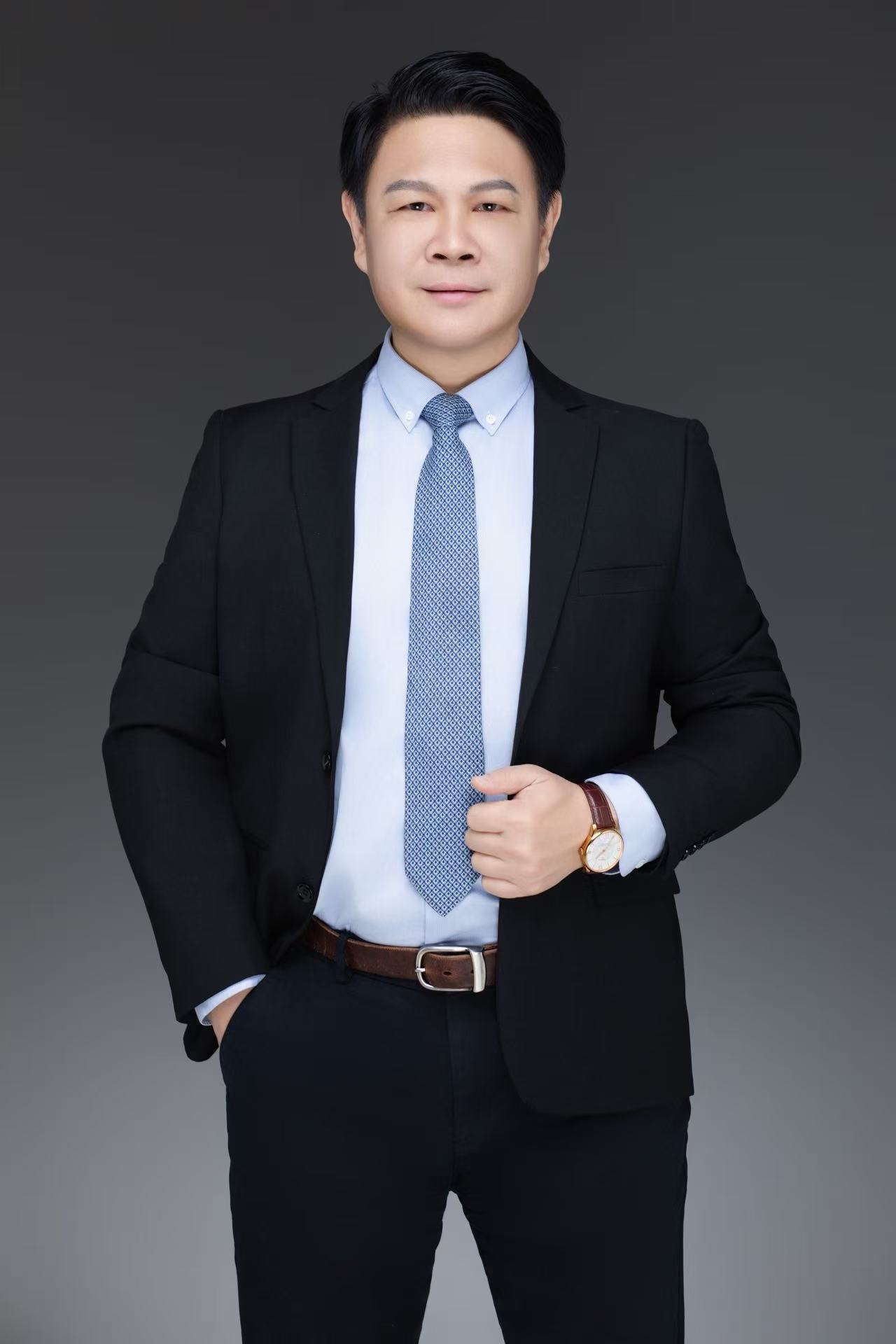 星范集团创始人 / 董事长 颜仲裕